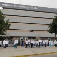 Médicos del ISSSTE protestan en Nuevo León por falta de pagos