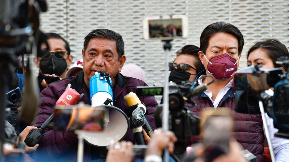 Félix Salgado Macedonio y Mario Delgado, afuera del TEPJF