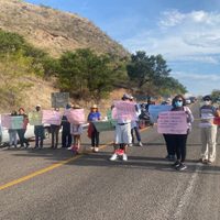 Mantienen retenidas a unas 70 personas en San Juan Mazatlán, Oaxaca; 17 son maestros del Conalep