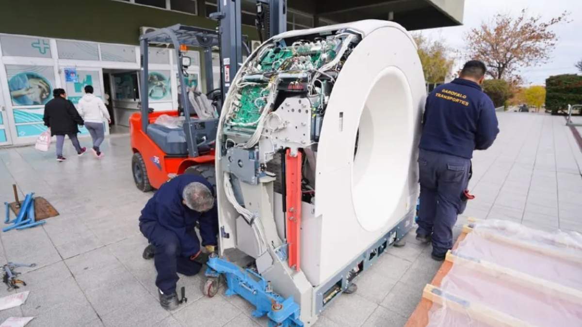 Operarios transportan el nuevo tomógrafo al Hospital Horacio Heller. Fuente: (Neuquén Informa)