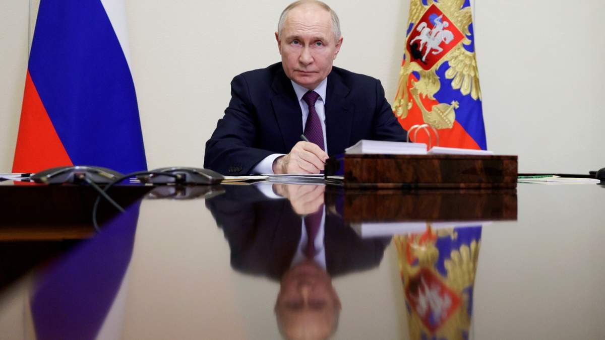 El presidente ruso Vladímir Putin realiza una reunión virtual con el gobernador de la región de Bryansk, Alexander Bogomaz, en la residencia de Estado Novo-Ogaryovo en la afueras de Moscú, Rusia