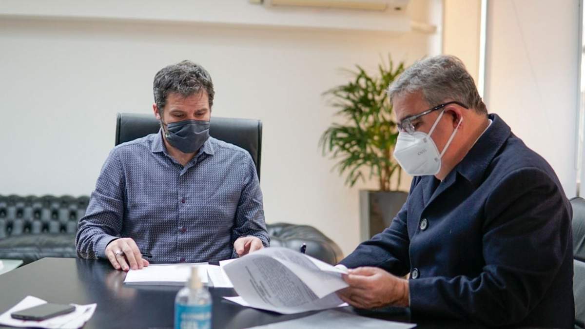 Federico Bernal y Raúl Jalil durante la firma. Fuente: (Twitter)