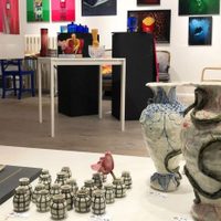 Arte y naturaleza: borda flores sobre jarrones de porcelana