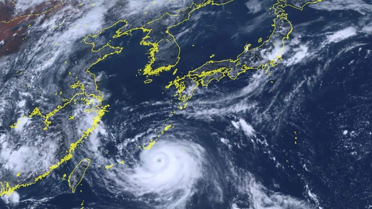 Esta imagen satelital, distribuida por el Instituto Nacional de Tecnologías de la Información y la Comunicación (NICT) muestra el avance del tifón Khanun hacia Okinawa, en el suroeste de Japón