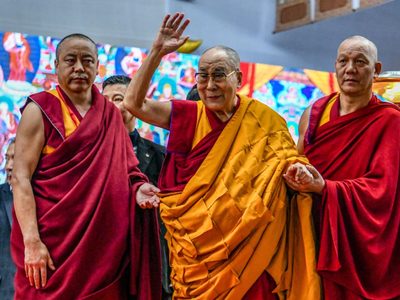 Con un entusiasta mensaje, el dalai lama del Tíbet recibió la primera vacuna