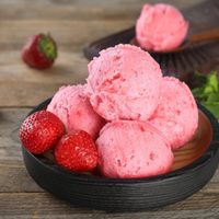 Helado cremoso de frutilla con 3 ingredientes: una receta fresca y deliciosa que no vas a parar de hacer