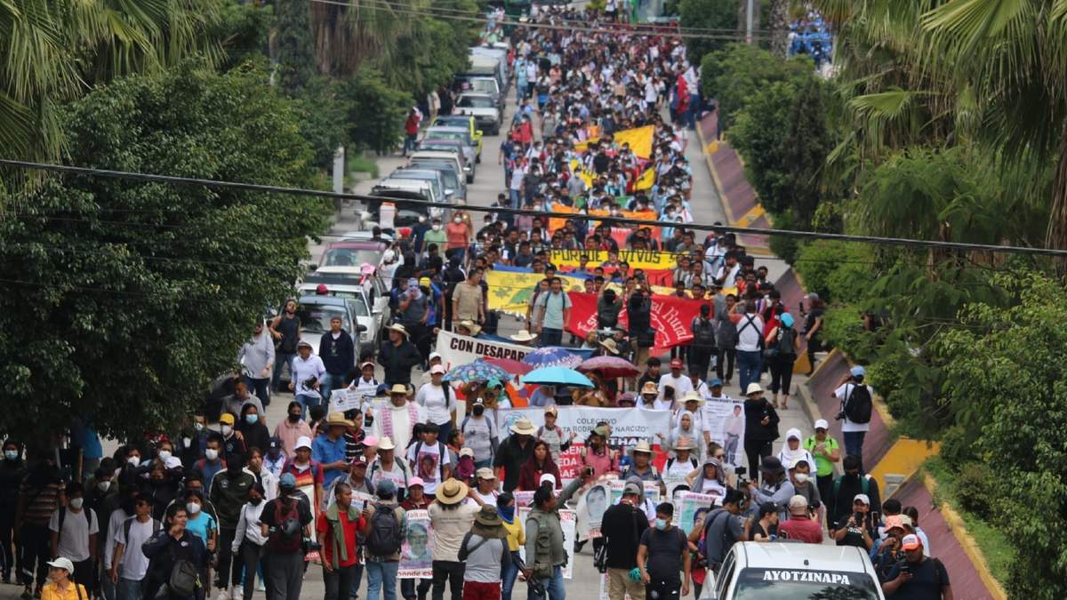 Marcha de madres y padres de normalistas