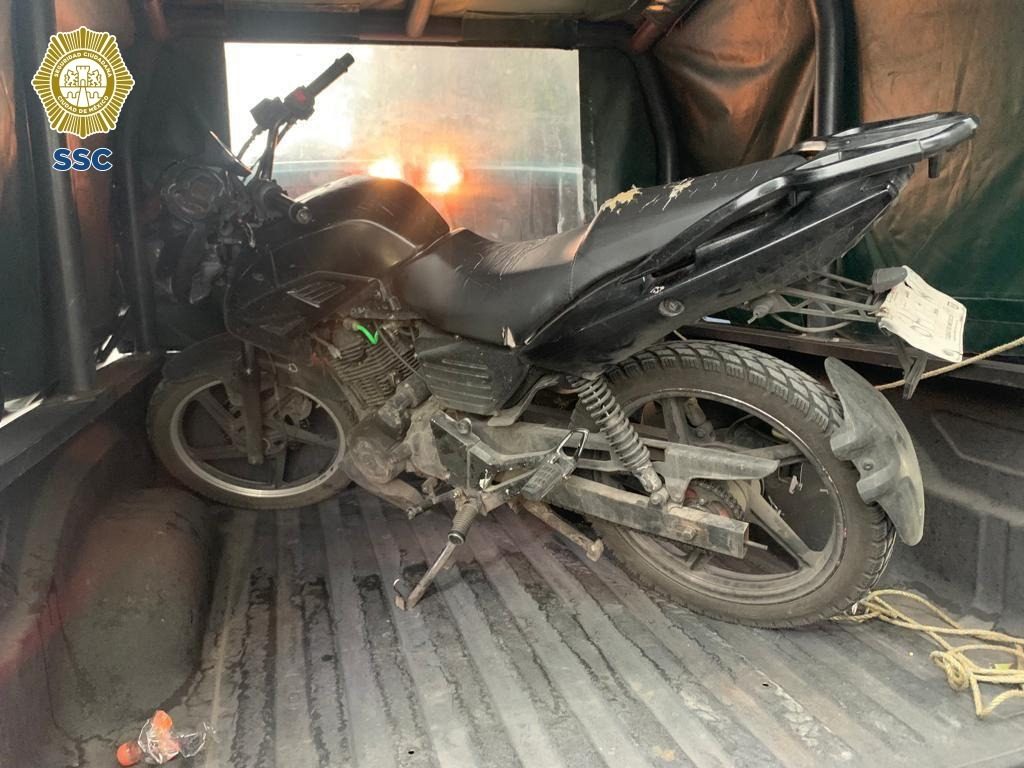 Motocicleta relacionada con asaldo a dos personas en compraron dólares en el AICM