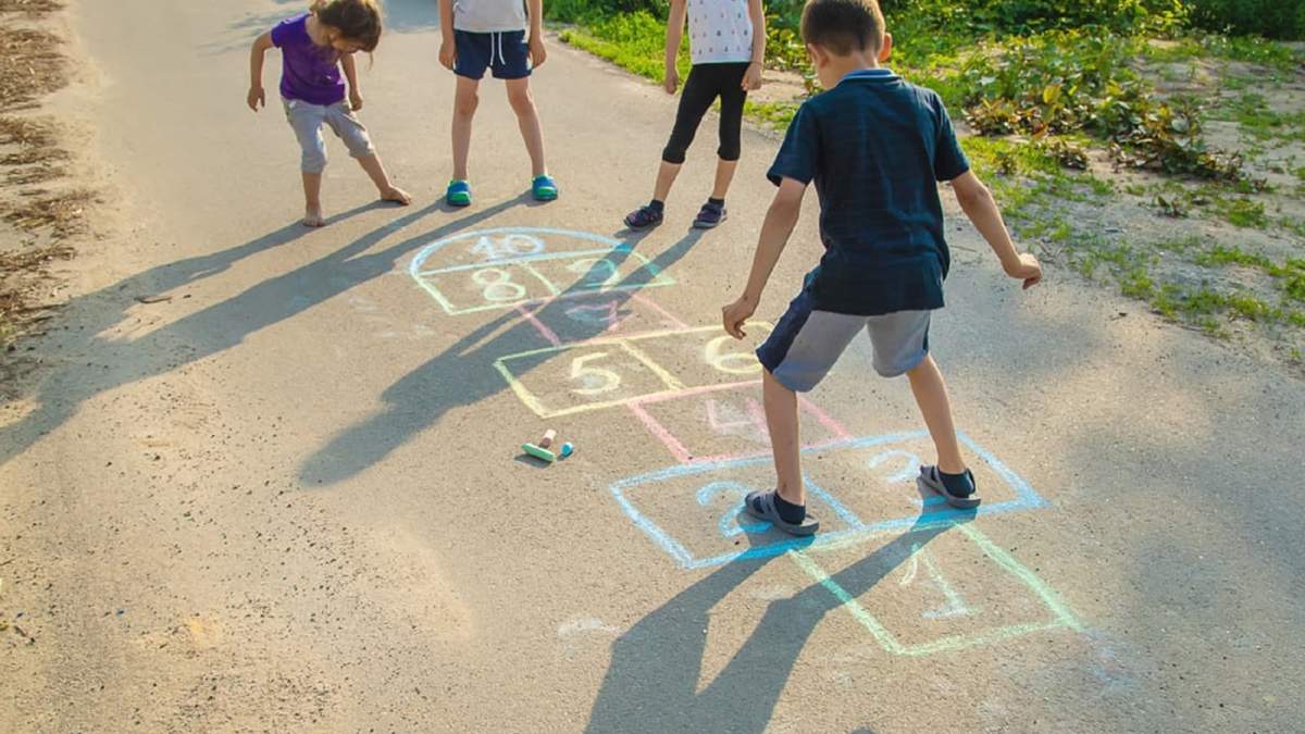 Jugar a la rayuela, momentos inolvidables de la infancia. Fuente: (Twitter)