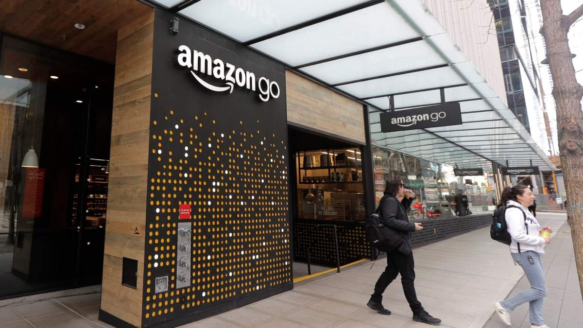 Dos personas salen de un establecimiento de Amazon Go en Seattle, el 4 de marzo de 2020