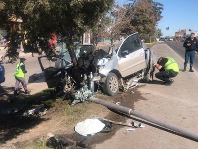 Dos mujeres en grave estado tras estrellar el auto contra un poste de luz en avenida Mosconi