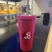 Indignación en redes sociales por abusos en la venta de vasos y palomeras de “Barbie”
