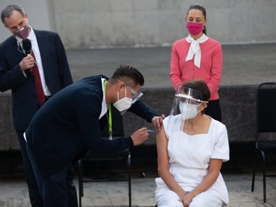Primera vacuna fue aplicada en el brazo equivocado, según manual del propio gobierno