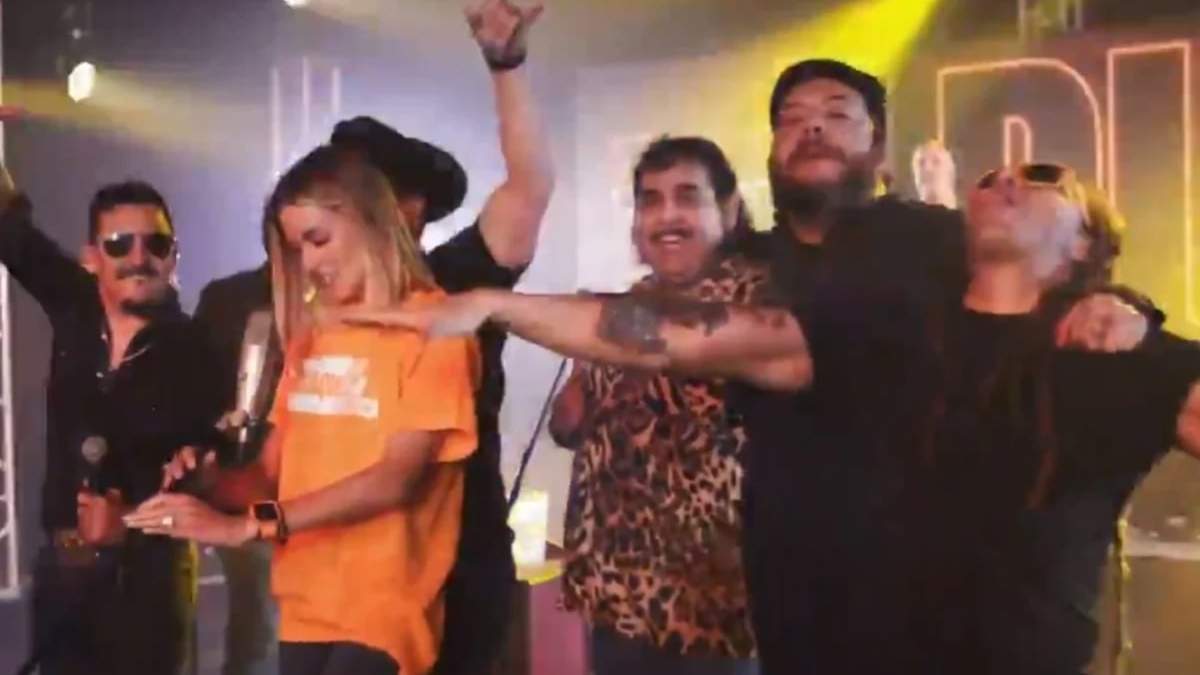 Los músicos salieron junto al candidato, su esposa y el niño Yauwi