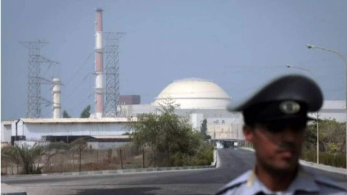 Un policía de Irán frente a la central nuclear de Bushehr