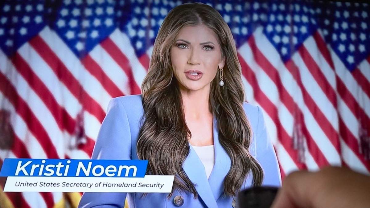 Kristi Noem, en los anuncios difundidos por la televisión mexicana