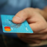 Más deudas y atraso para pagar la tarjeta: cómo llegan a fin de mes las familias