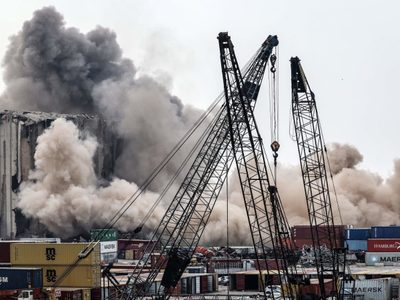 A dos años de la trágica erupción en Beirut, colapsó otra parte de los silos del puerto