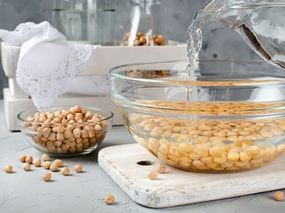 No tires el agua de los garbanzos después de hervirlos y prepará este alimento que muchos aman