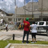 Se derrumba construcción en Puerto Morelos; hay  un muerto y 14 heridos