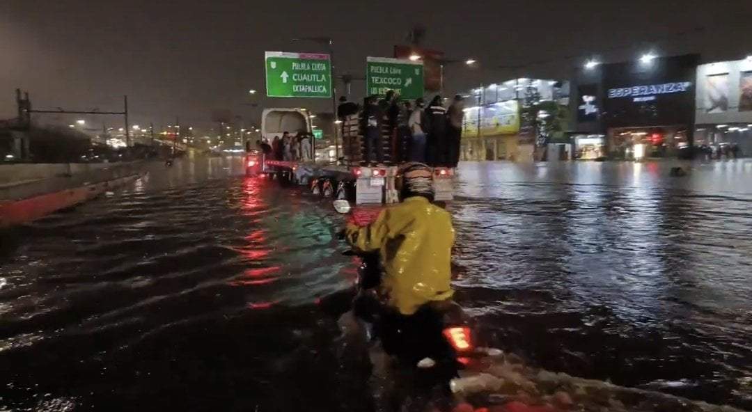 Personas tratan de cruzar una inundada calzada Ignacio Zaragoza