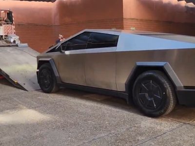 Una grúa se llevó el Tesla del diputado libertario