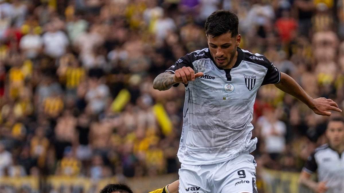 Ferreyra intenta. No tuvo un buen partido el delantero.