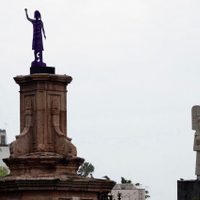 Gobierno de CDMX dialoga con feministas para recuperar el basamento de la estatua de Colón