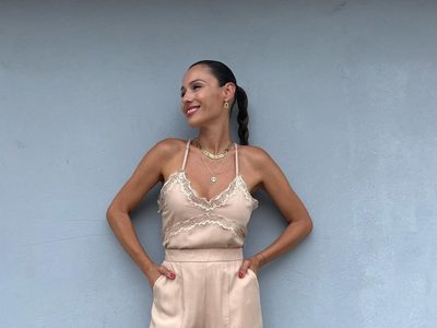Total white para brillar en otoño: Pampita deslumbró con un overcoat que seguro tenés en el placard