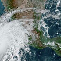 Huracán Norma se debilita ligeramente en su trayectoria hacia Los Cabos