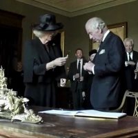 "No soporto esta maldita cosa": el rey Carlos III pierde la calma y desata controversia (Videos)