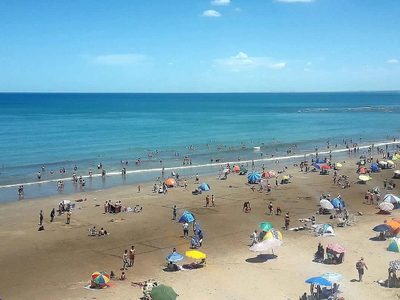 La gente colmó las playas en Las Grutas, con escaso cumplimiento de los protocolos