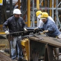 La actividad económica cayó 2,6% en febrero: industria y comercio, los más golpeados