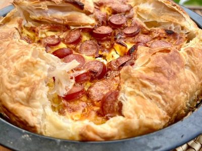 Tarta de salchicha parrillera: la bomba de sabor que necesitás para este sábado y comer en familia