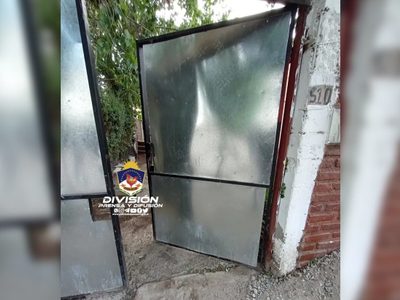 Detuvieron a dos personas que intentaron entrar a una casa