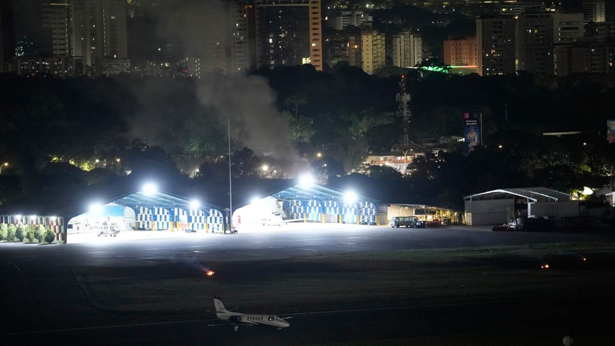 Humo en el aeropuerto de La Carlota tras varias explosiones y aviones volando a baja altura en Caracas, Venezuela, el 3 de enero