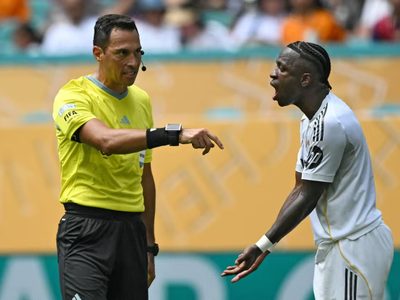 El inesperado cruce del árbitro argentino Facundo Tello con Vinicius Jr