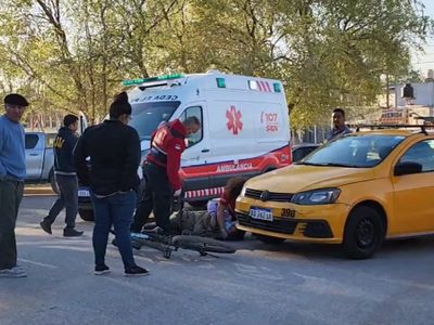 Un adolescente iba en bicicleta a la escuela y chocó con un taxi