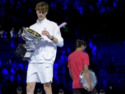 Jannik Sinner vence a Alexander Zverev y gana su segundo título consecutivo del Abierto de Australia