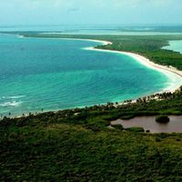 Sectur prepara fase de vacunación en ocho destinos turísticos