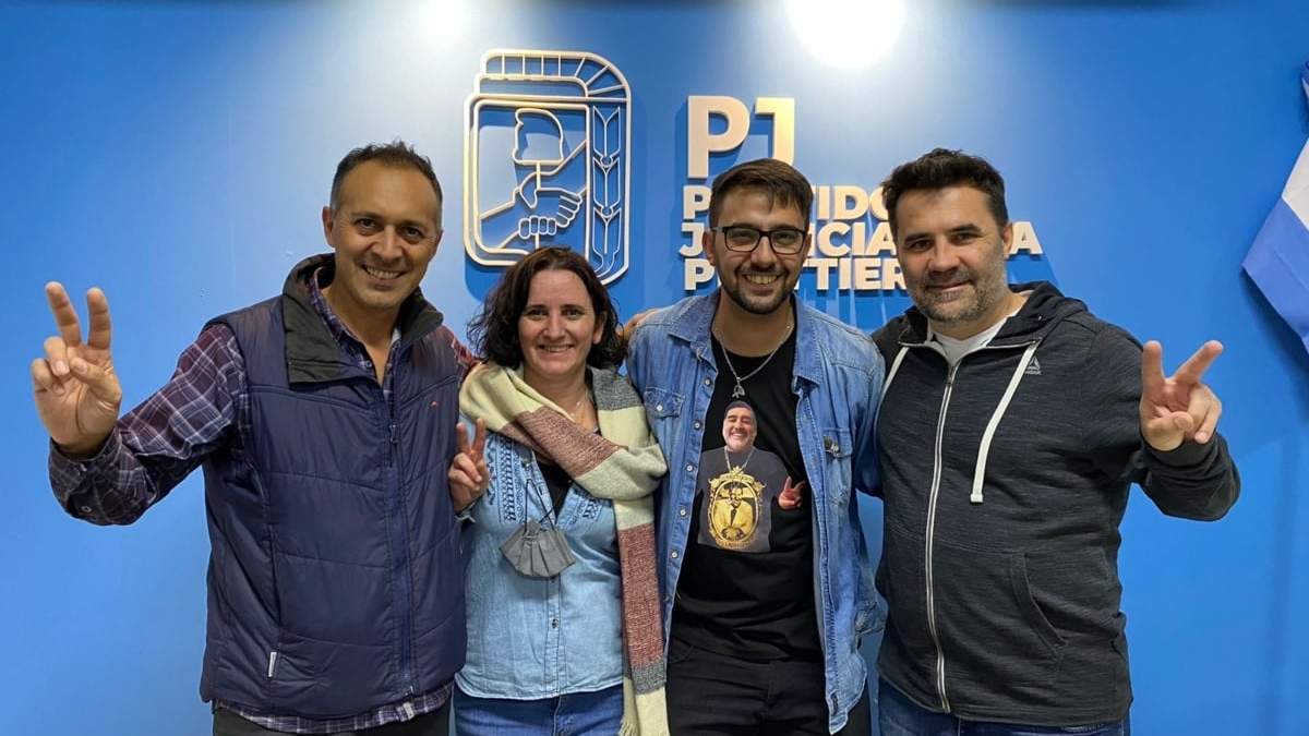 Darío Martínez y sus allegados en la sede del PJ neuquino. Fuente: (Micaela Jonsson)