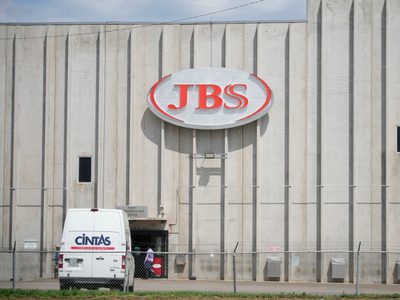 Miles de trabajadores están en huelga en una de las mayores plantas cárnicas de EU