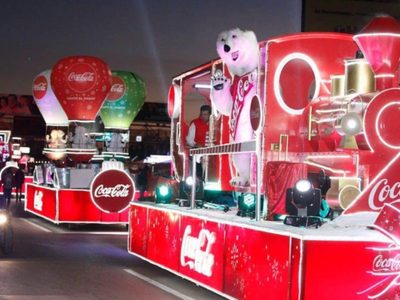 Caravanas navideñas de Coca-Cola violan la ley en siete estados con aval de autoridades locales