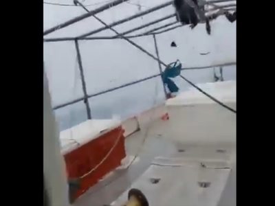 Pescadores quedan atrapados en el mar durante paso de Milton (Video)