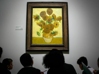 Activistas sociales vandalizan "Los Girasoles" de Van Gogh