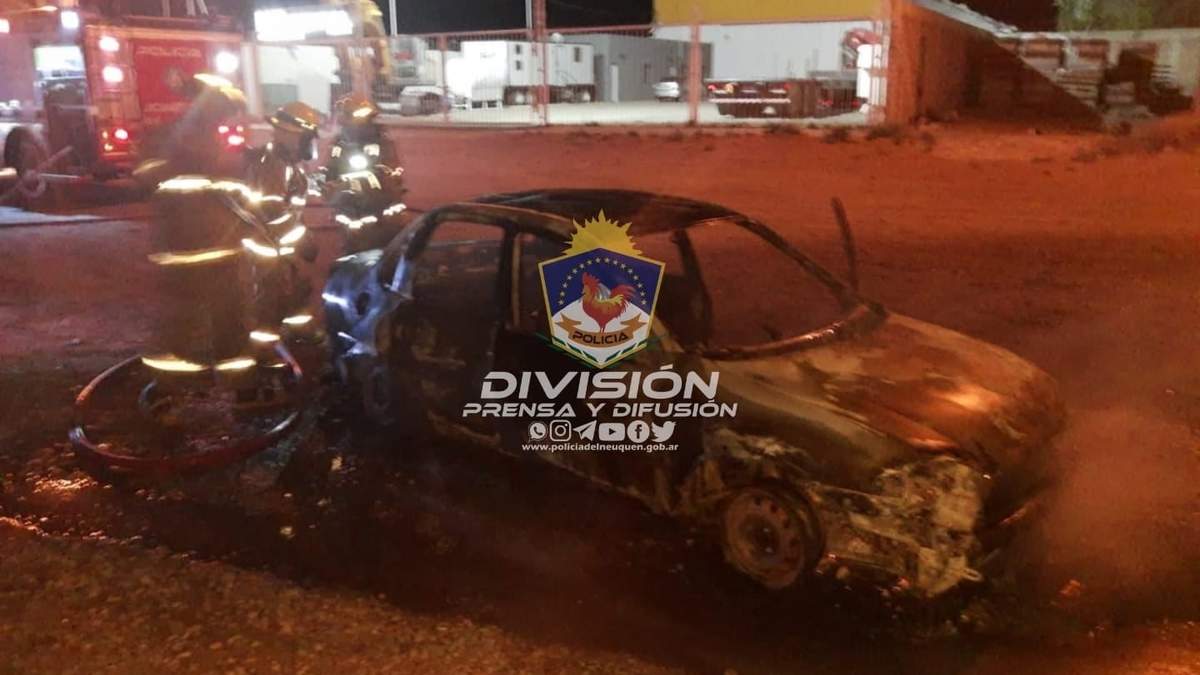 El vehículo consumido por el fuego. Fuente: (Policía de Neuquén)