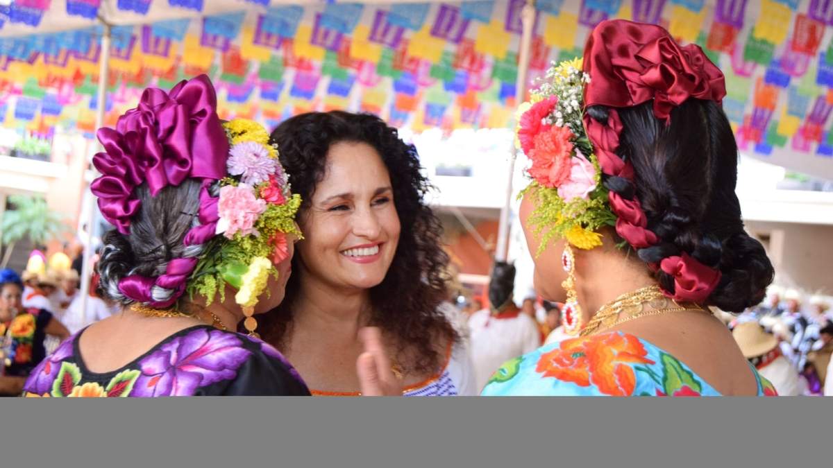 Senadora, cantante, promotora