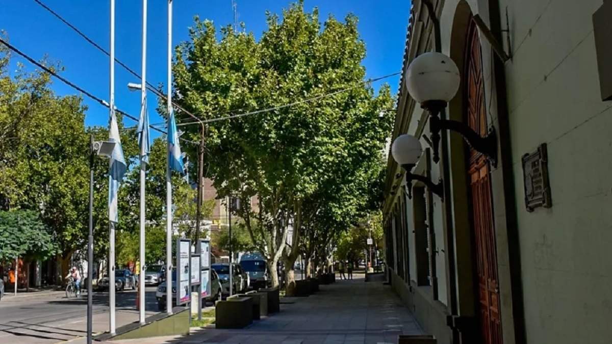 Las banderas de ingreso a Casa de Gobierno amanecieron a media asta. Fuente (Neuquén Informa)