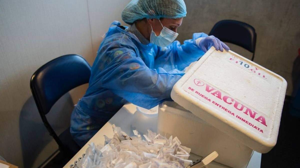 Una enfermera prepara una inyección de la vacuna Pfizer durante el arranque de la aplicación de terceras dosis en Montevideo