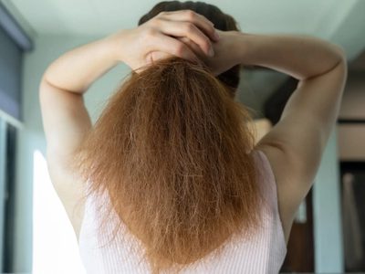 5 hábitos que tenés que evitar a toda costa para no dañar y debilitar demasiado tu cabello